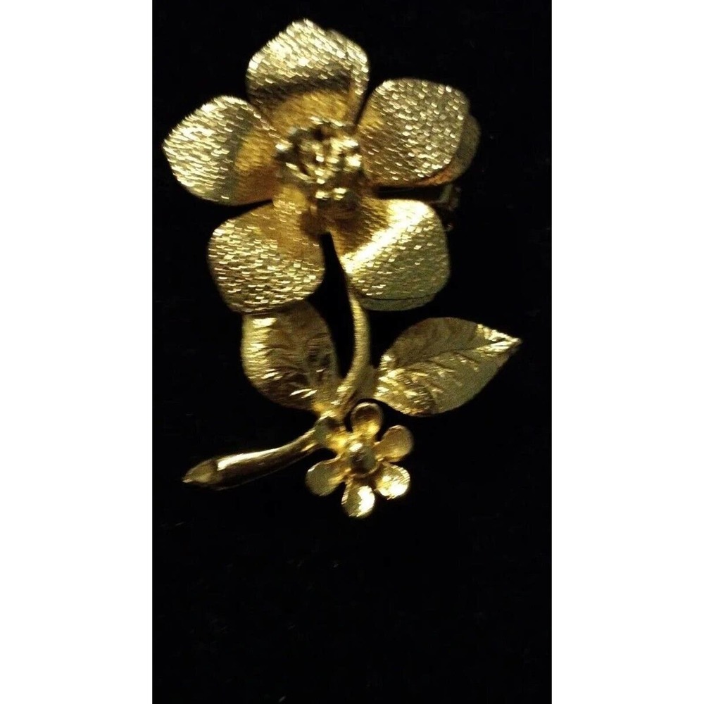 FLOWER GOLD COLOR METAL BROOCH PIN FINE DETAILS‎ ON THE FLOWER AND LEAVES